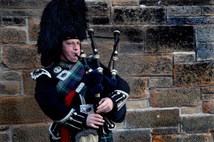 Roland Marske - Kaum ein anderes europäisches Land wird mit so vielen Klischees belegt wie der hohe Norden Großbritanniens. Schottland – das sind für viele karierte Röcke, ohrenbetäubende Dudelsäcke, Gallonen voll Whisky und haufenweise Geizhäls